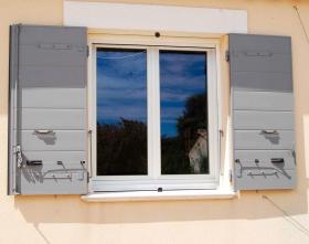 Volet battant ALU plein isolé frises horizontales RAL 9007