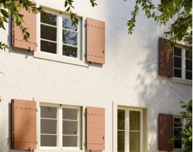 Volets battants pleins alu isolé cintrés - Gris olive Ral 7002 - Ambiance 3D