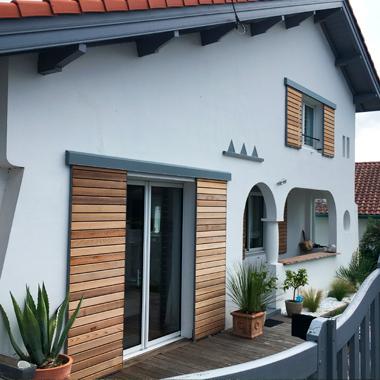 Volet girasol medley coulissant bois lames ajourées en red cedar