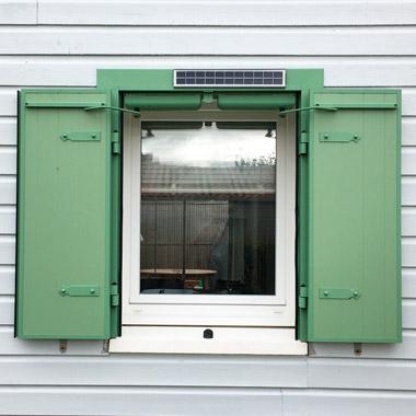 Précadre alu extrudé plein frises verticales vert